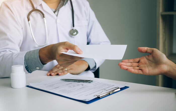 Comporto, spetta al lavoratore provare la non computabilità di assenze per malattia professionale